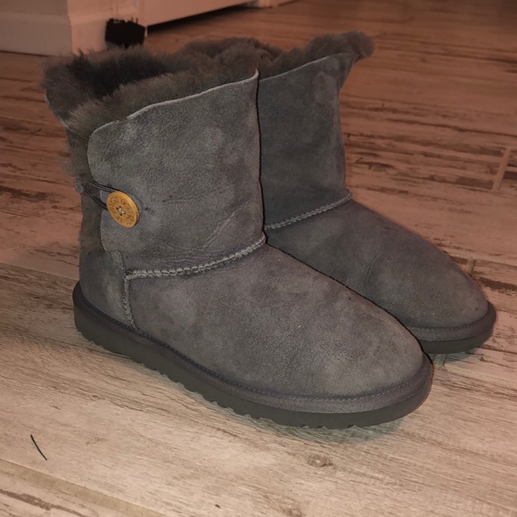 gray bailey button uggs